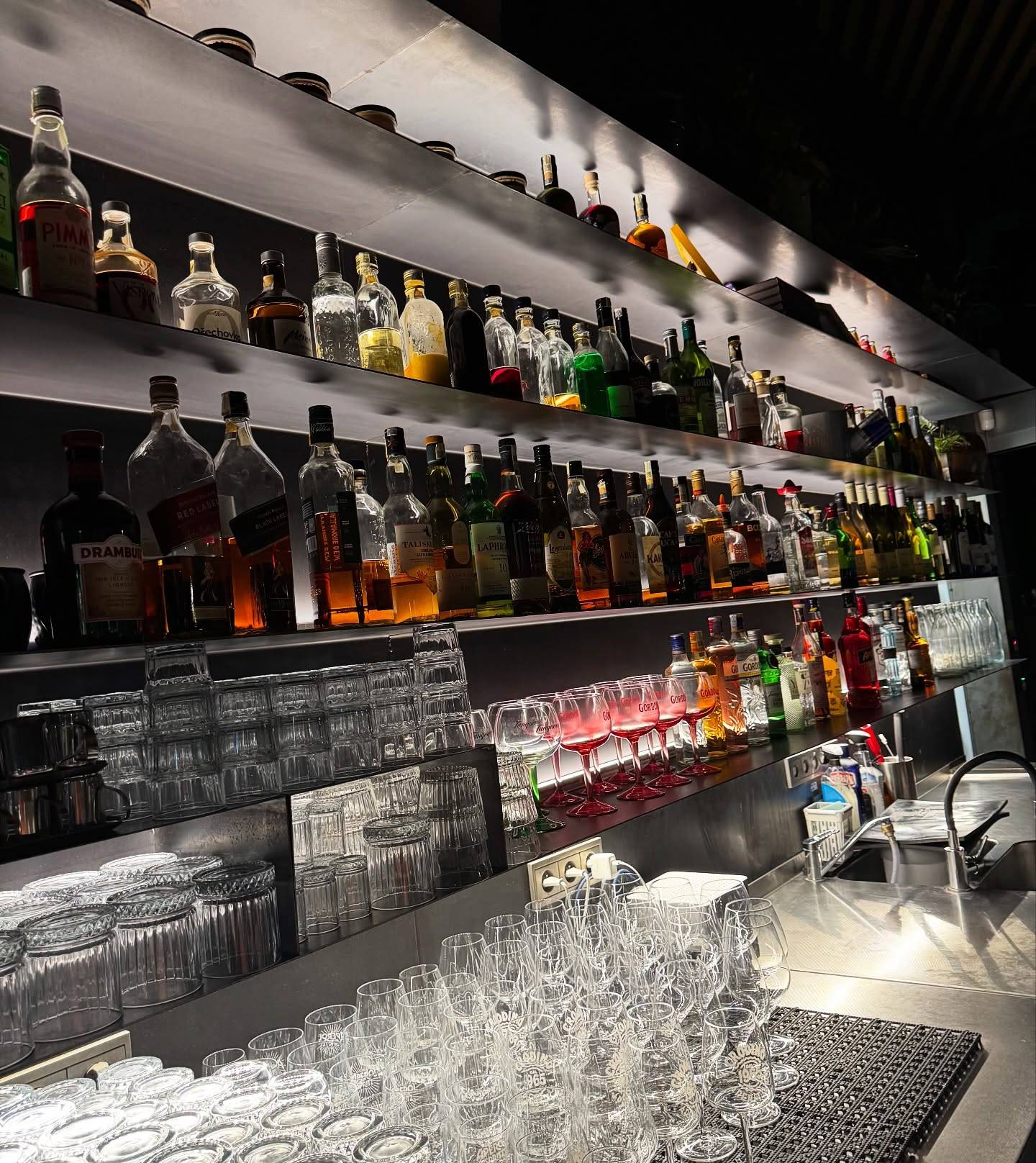 Podsvícený bar v PARQ espresso baru